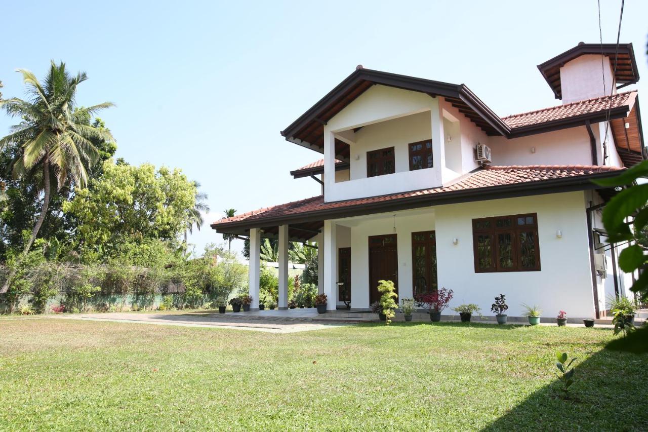 Negombovilla Exteriér fotografie